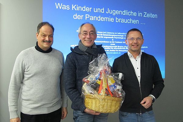 von links nach rechts: Kurt Förg; Prof. Dr. Armin Krenz; Schulleiter Mario Merkes