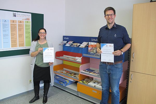 Foto: Christina Schmitz (Berufswahlkoordinatorin, GRS+ Neuerburg), Armin Lux (Geschäftsleiter, Barthel S.A.)