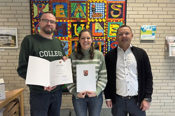 Alexander Bailey und Eva Schneider erhalten ihre Urkunden von Schulleiter Mario Merkes